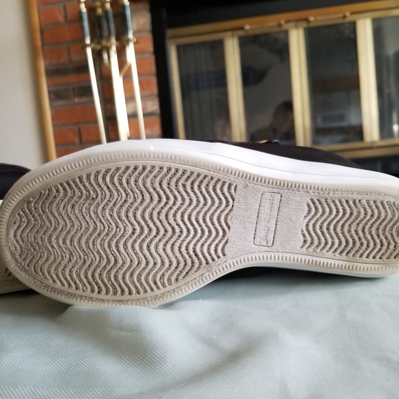 Juicy Couture hidden heel wedges US 6.5 golden accents - Picture 7 of 10